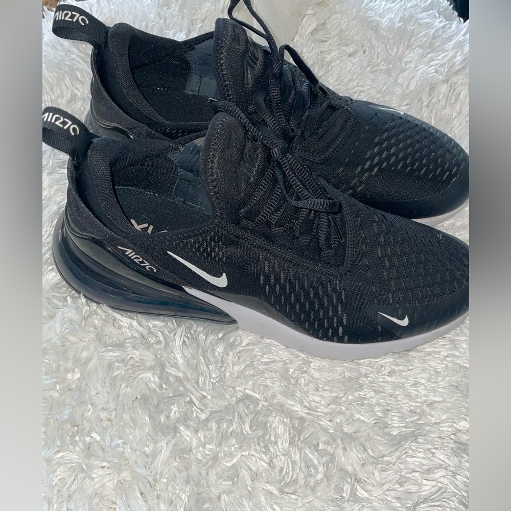 NIKE Women Black& White Air Max 270 Size 11 in GREAT condition.